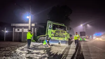 Truk Tronton Mundur Tak Terkendali di Pantura Batang, Sopir Tewas Terlindas Kendaraannya Sendiri