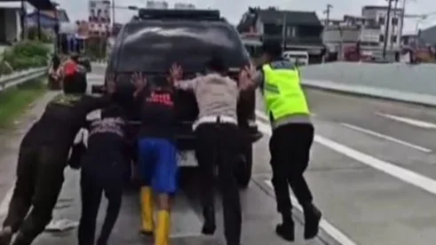 Tim Satgas Patroli Polres Pekalongan Evakuasi Mobil Pemudik yang Rusak di Jalur Keluar Tol