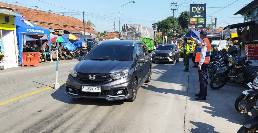 Arus Mudik H-7 Lebaran di Jalur Tengah di Bumiayu Brebes Ramai Lancar