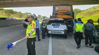 Mobil Pemudik Tabrak Bus Mogok di Jalur One Way, 2 Tewas