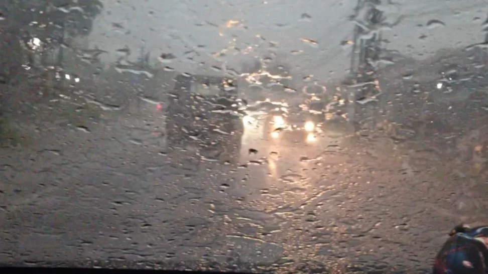 Sejumlah pengendara melintasi jalur Pemalang-Purbalingga saat hujan lebat pada H+3 Lebaran Idul Fitri 2026, Selasa 24 Maret 2026. 