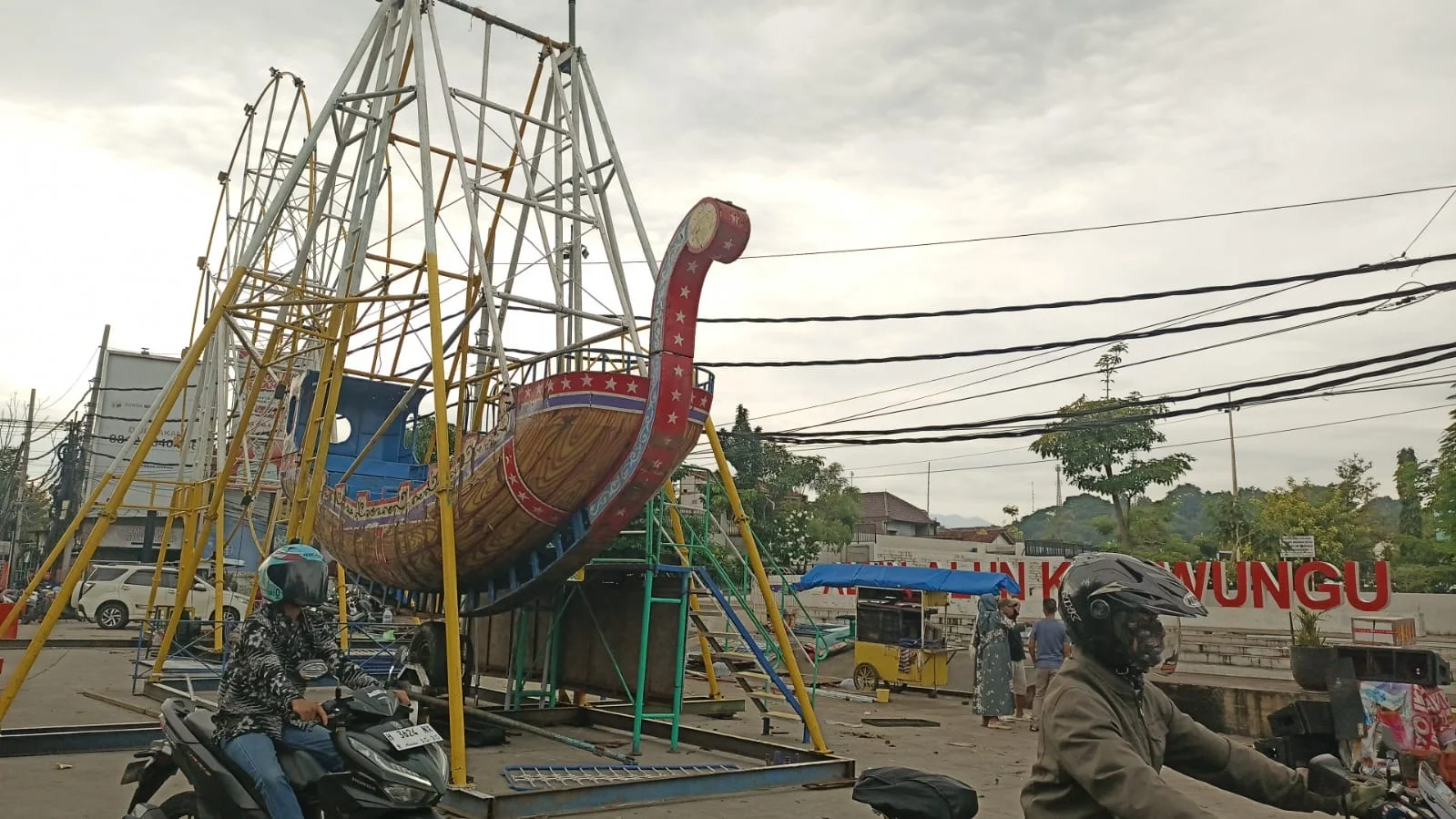 Permainan anak-anak mulai dipasang di sekitar alun-alun Kaliwungu untuk meramaikan tradisi syawalan. (edhot)