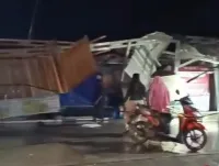 Diterjang Angin Kencang, Sejumlah Atap Ruko di Pasar Sawojajar Brebes Rusak
