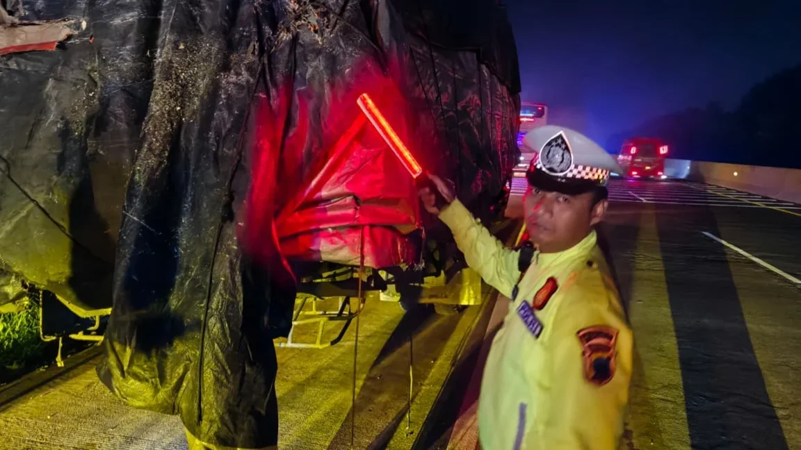 Diduga Sopir Kurang Konsentrasi, Bus Harapan Jaya Hantam Truk di Tol Kendal