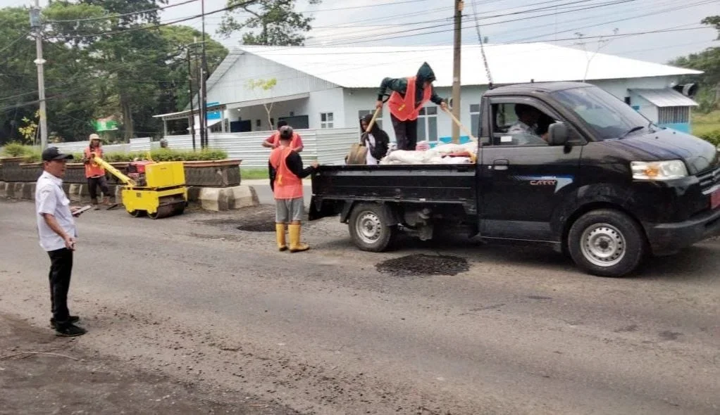 Pemkab Pemalang Lakukan Penambalan Jalan Jelang Mudik Lebaran 2026
