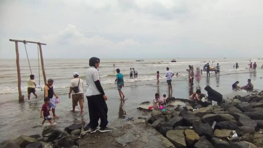 Kabid Pariwisata Disporapar Kota Tegal, Dian Eka K, memantau pengamanan di kawasan Pantai Alam Indah, Selasa 24 Maret 2026.