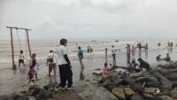 Libur Lebaran 2026, Ribuan Wisatawan Serbu Pantai di Kota Tegal