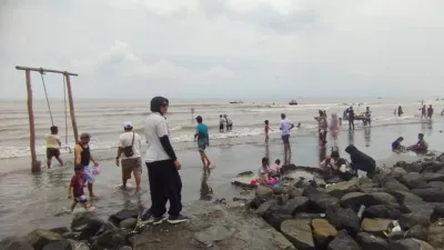 Libur Lebaran 2026, Ribuan Wisatawan Serbu Pantai di Kota Tegal