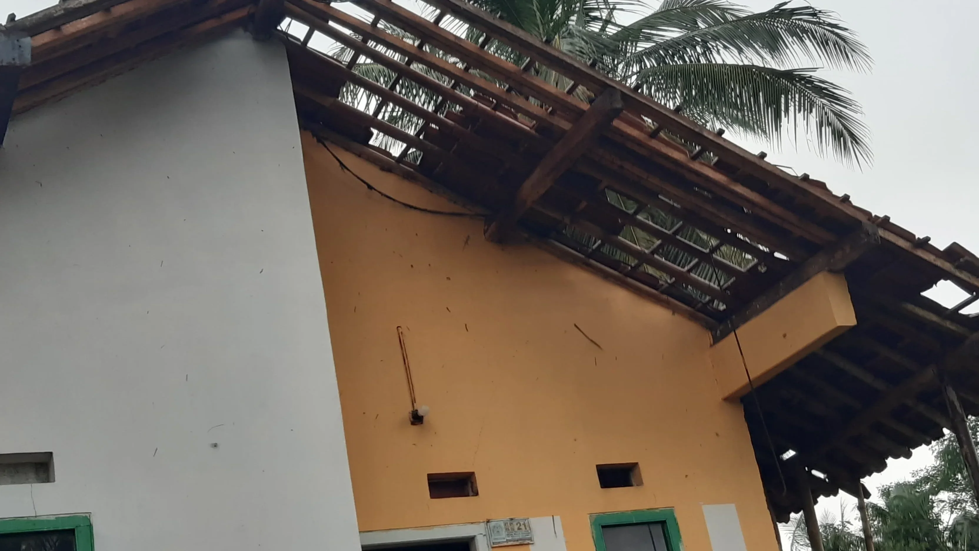 Cerita Warga Pagojengan Brebes Panik Saksikan Atap Rumah Tersapu Angin Kencang