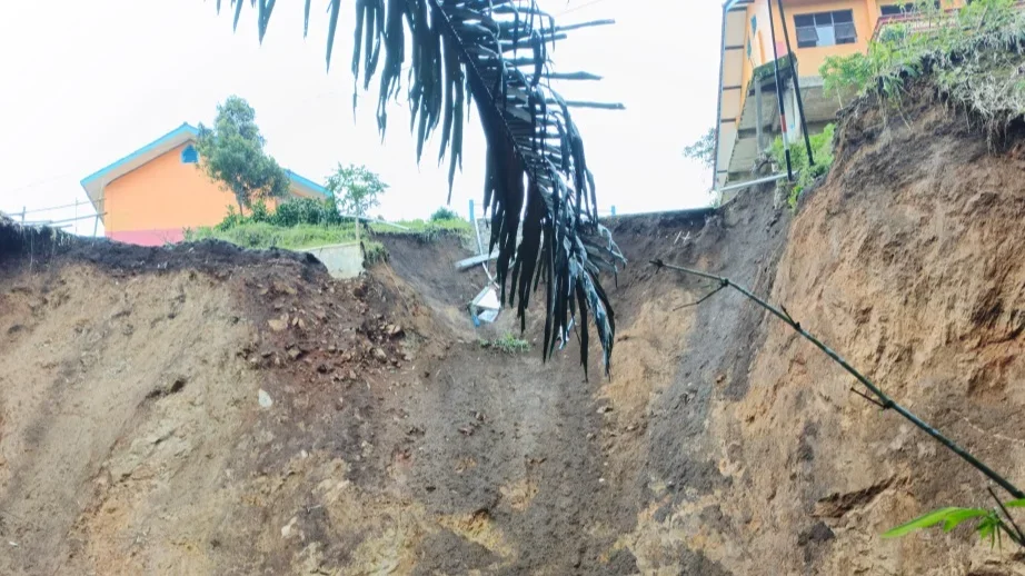 Bangunan SMP Muhammadiyah 3 Paguyangan di Desa Cilibur, Kecamatan Paguyangan, Brebes yang tersisa di tepi tebing lokasi longsor.