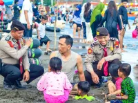 Ribuan Pengunjung Padati Wisata Pantai Kota Tegal saat Libur Lebaran, Polisi Intensifkan Patroli