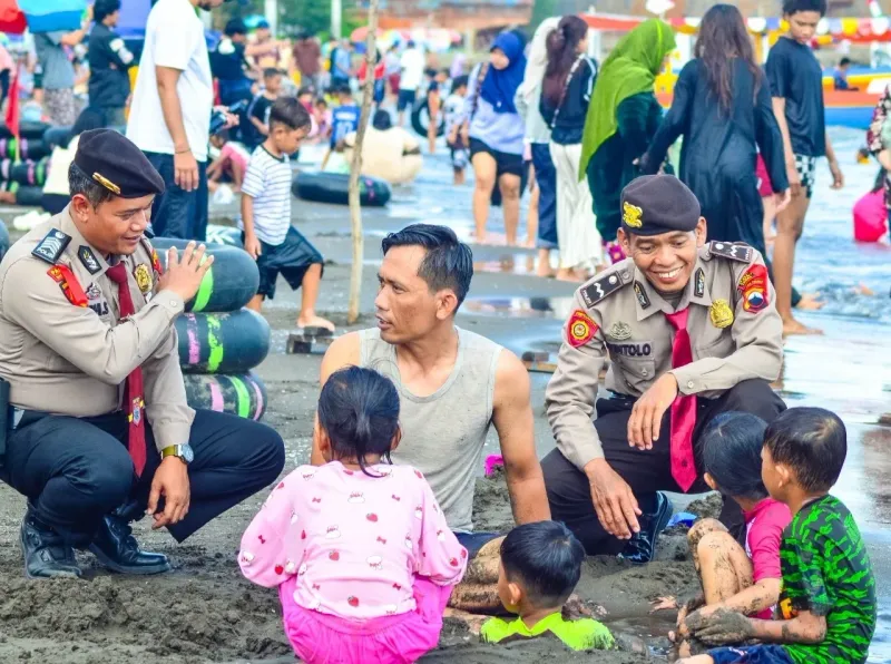 Ribuan Pengunjung Padati Wisata Pantai Kota Tegal saat Libur Lebaran, Polisi Intensifkan Patroli