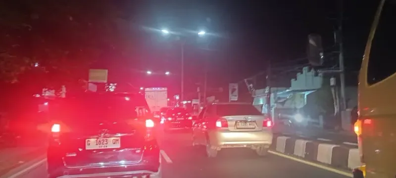 Update Lalin Malam Ini, Arus Kendaraan dari Arah Tegal - Brebes Merayap di Simpamg Tiga Brexit