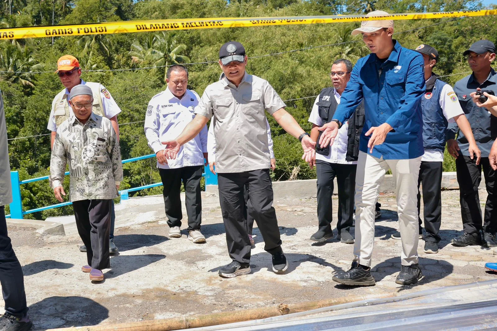 Tinjau Longsor Cilibur Brebes, Ahmad Luthfi Percepat Perbaikan Jalan dan Sekolah