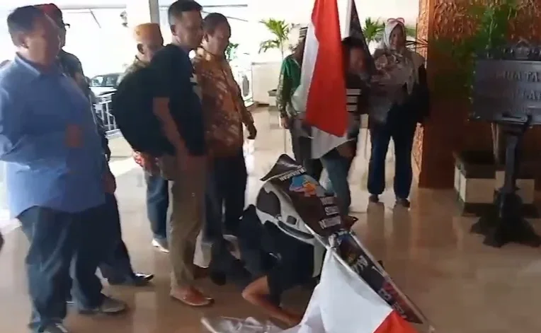 11 Hari Jalan Kaki dari Bumiayu ke Semarang Demi Pemekaran, Hamid dan Wawan Sujud Syukur di DPRD Jateng