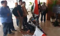 11 Hari Jalan Kaki dari Bumiayu ke Semarang Demi Pemekaran, Hamid dan Wawan Sujud Syukur di DPRD Jateng
