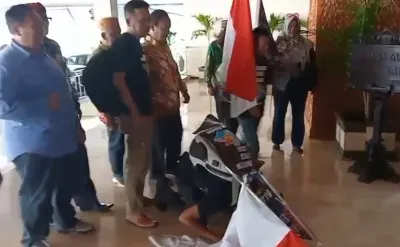 11 Hari Jalan Kaki dari Bumiayu ke Semarang Demi Pemekaran, Hamid dan Wawan Sujud Syukur di DPRD Jateng