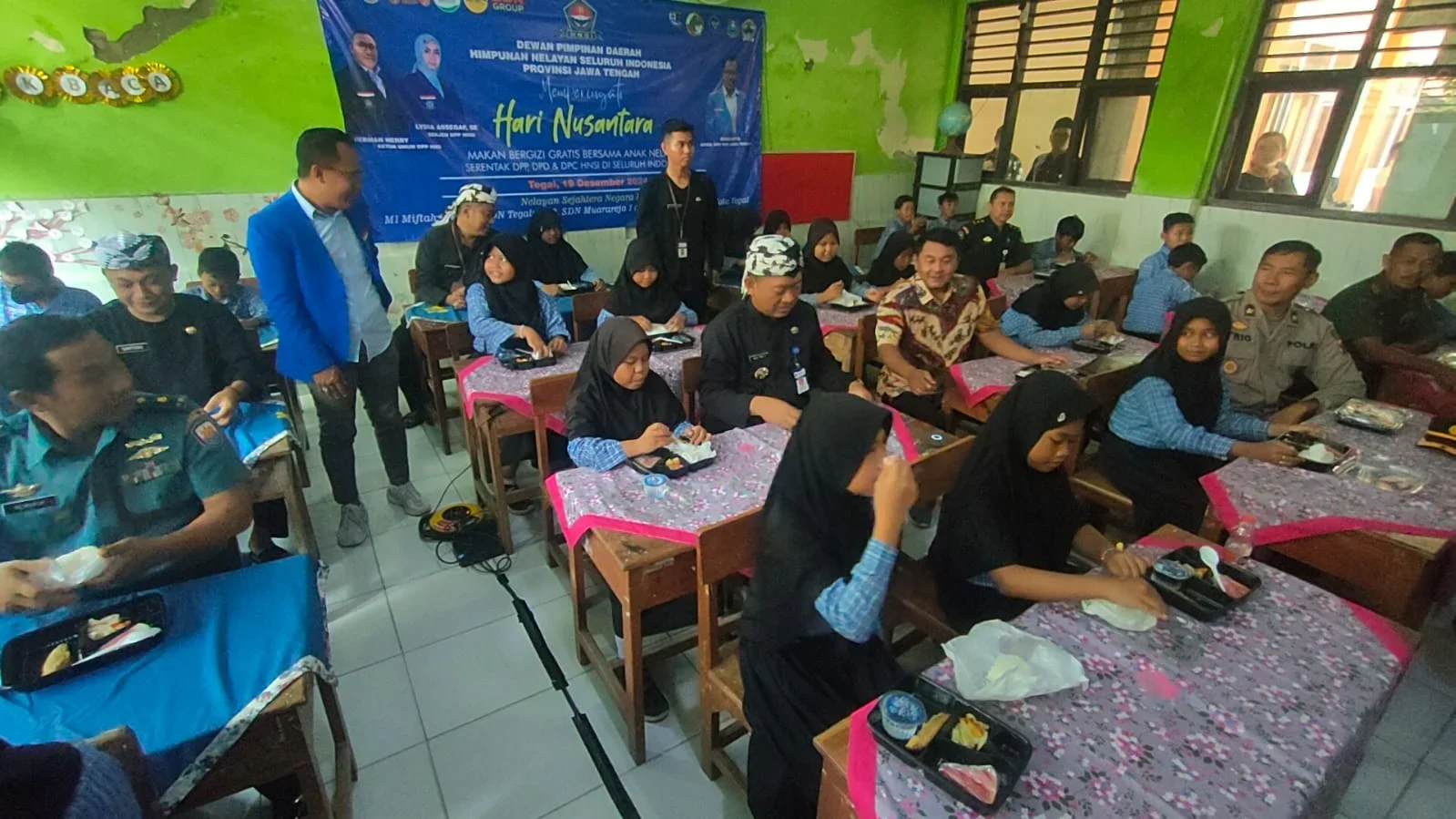 HNSI Jateng menggelar MBG bersama anak nelayan di Kota Tegal, saat memperingati Hari Nusantara, pada akhir tahun 2024. Foto : dok puskapik.com