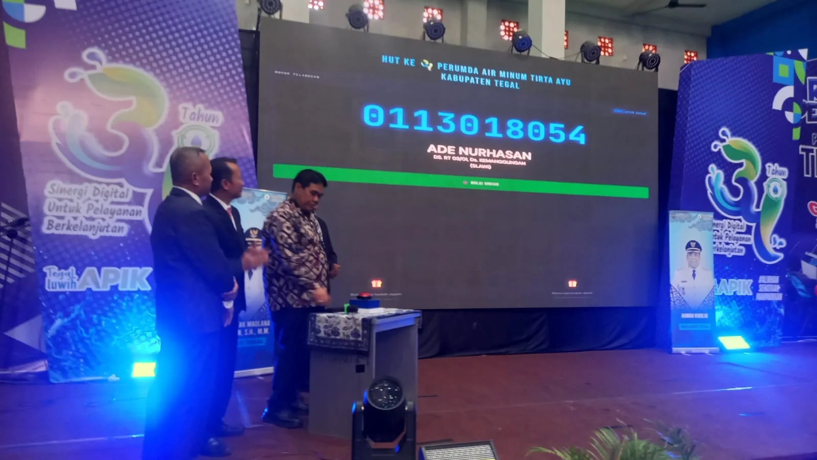 Wakil Bupati Tegal dan jajaran direksi Perumda Air Minum Tirta Ayu Kabupaten Tegal mengundi hadiah utama Honda Vario CBS 125 pada Acara Reward Pelanggan di Gedung Serba Guna Perumda Air Minum Tirta Ayu , Kamis, 30 April 2026.