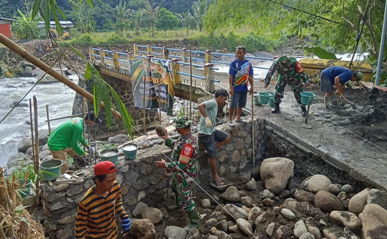 Warga dan Anggota TNI Bangun Jembatan Hubungkan Dua Kecamatan di Pemalang