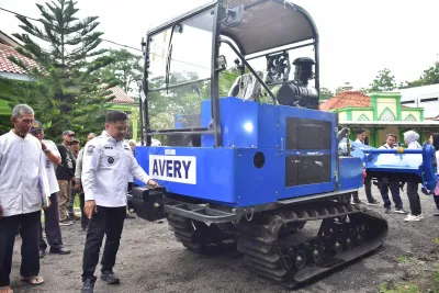 Percepat Modernisasi Sektor Pertanian, Bupati Tegal Salurkan Alsintan ke Gapoktan dan KWT