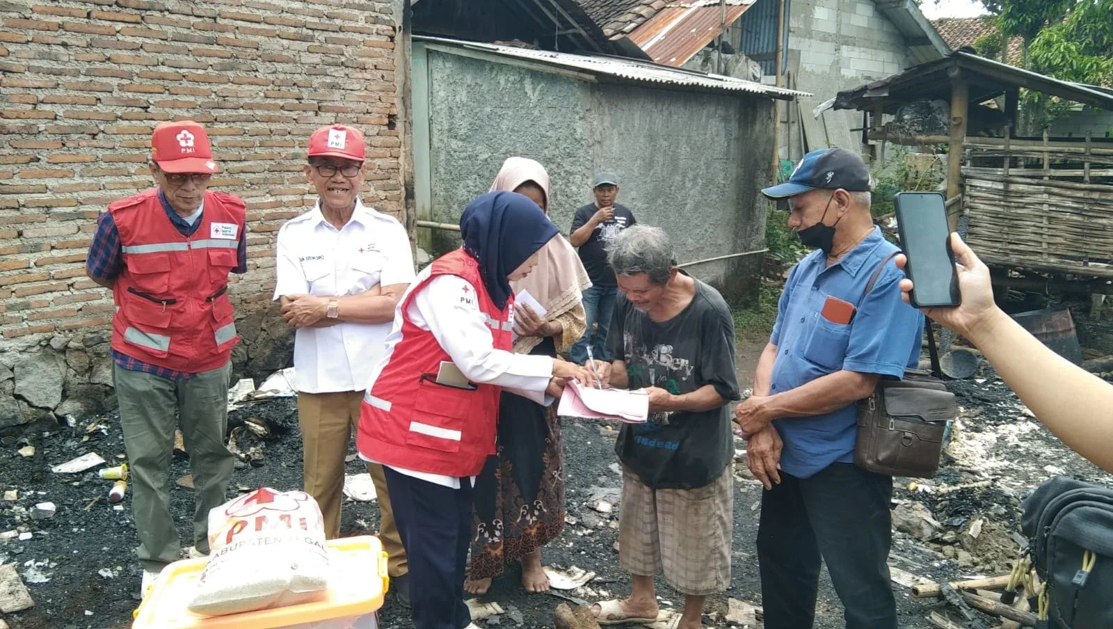 Ringankan Beban, PMI Kabupaten Tegal Salurkan Bantuan untuk Korban Kebakaran di Desa Cerih