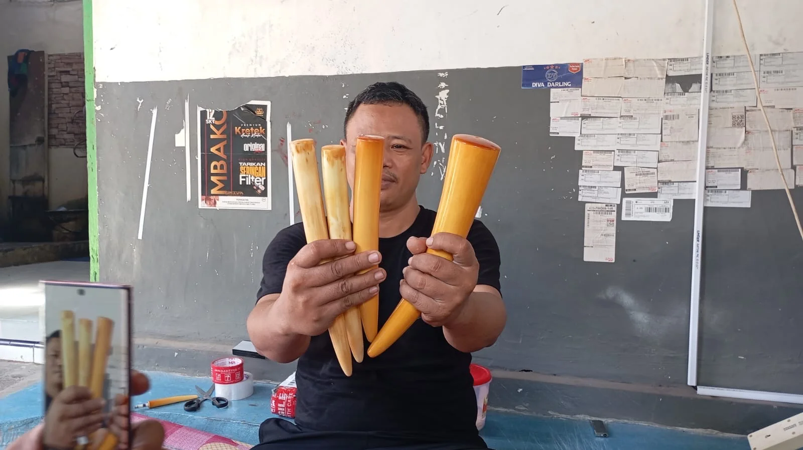 Pardi warga Desa Pecangakan, Kecamatan Adiwerna, Kabupaten Tegal, Jawa Tengah, menunjukan hasil produksi pipa gading tiruan, Sabtu 25 April 2026. (Guntur) 