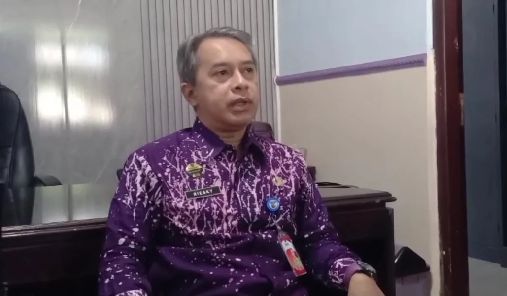 Kepala Dinas Perikanan Kabupaten Tegal Riesky Trisbiantoro saat ditemui di kantornya, Jumat, 24 April 2026, menjelaskan hasil audiensi dengan Kementerian Kelautan dan Perikanan terkait usulan pembangunan Kampung Nelayan Merah Putih di Kabupaten Tegal.