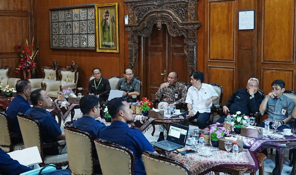 Project Director KSPP, Blasius Popylus audiensi dengan Bupati Banyumas Sadewo Tri Lastiono di Aula Joko Kaiman, Kompleks Pendopo Si Panji Purwokerto, Kamis, 23 April 2026. (FOTO DOK)