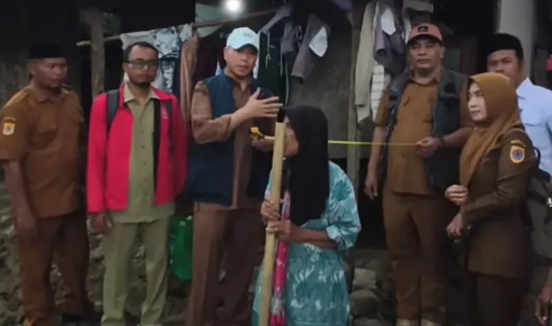 Dinperwaskim Brebes Cek Rumah Lansia Rusak Akibat Banjir
