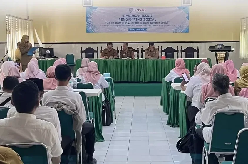 Puluhan peserta mengikuti bimtek pendampingan sosial dalam rangka ploting digitalisasi bansos di kantor Dinsos Kabupaten Tegal, baru- baru ini. (Dok) 