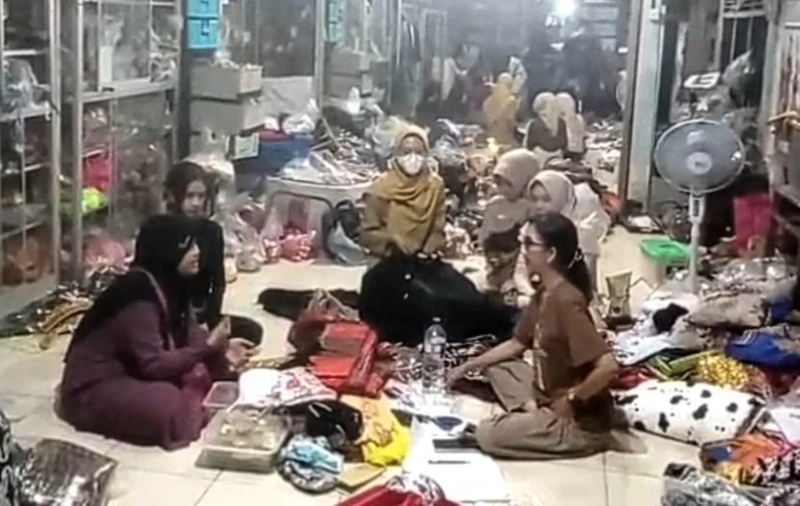 Persewaan baju adat di kendal diserbu warga untuk sewa baju di hari kartini. (edhot)