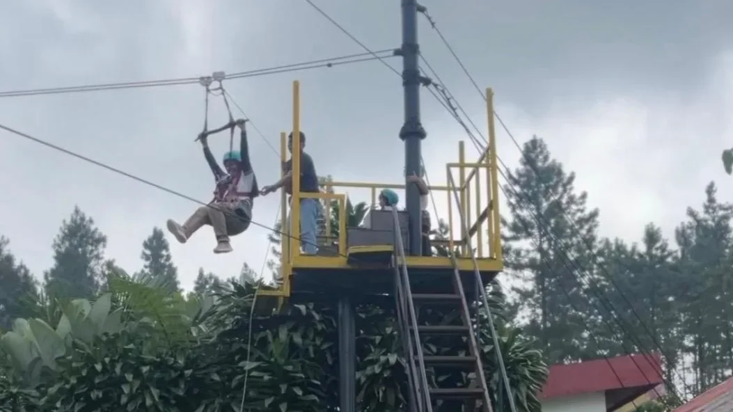 Siswa  TK dan PAUD Gita Smart Desa Kabunan, Kecamatan Dukuhwaru, Kabupaten Tegal mengikuti flying fox di  D’Las Serang Kecamatan Karangreja, Kabupaten Pubalingga, Sabtu 18 April 2026. (Dok) 