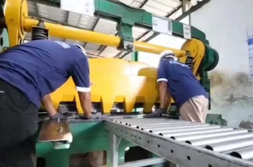 Dua pekerja memproduksi olahan logam di LIK Takaru di Kelurahan Dampyak, Kecamatan Kramat, Kabupaten Tegal, beberapa waktu lalu. (Dok) 