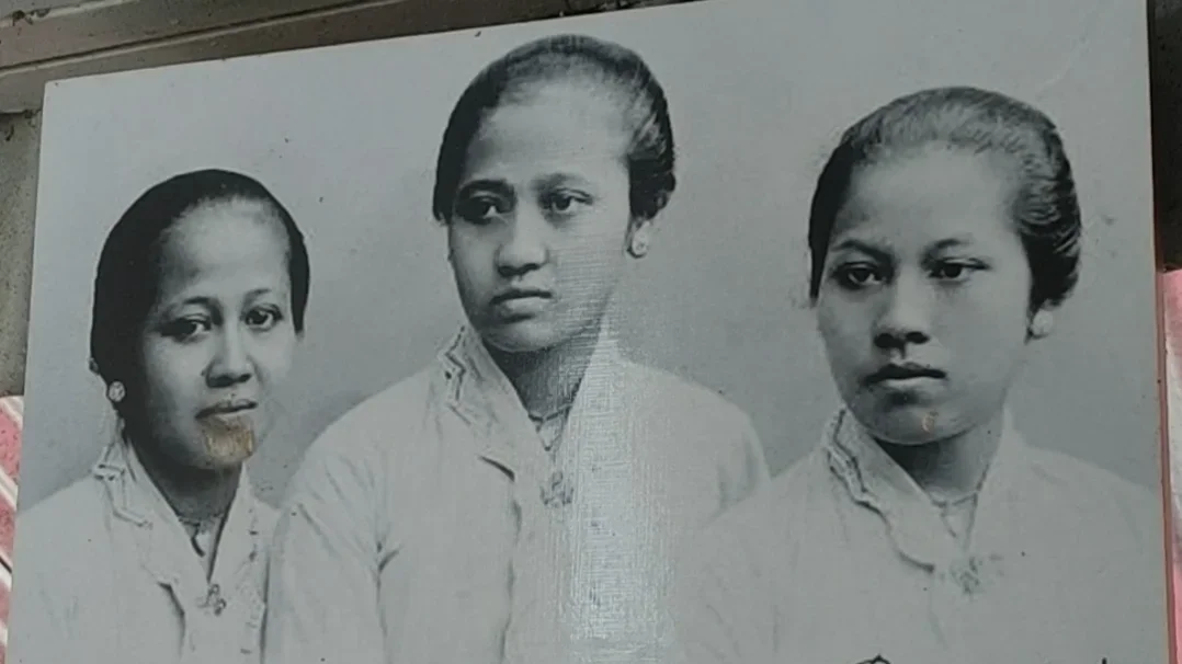 Foto tiga saudara, Kardinah, Kartini dan Roekmini, terpajang di dekat pusara makam Kardinah, Komplek Makam Tegal Arum, Kabupaten Tegal.