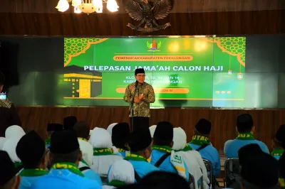 Lepas Calon Jamaah Haji, Plt Bupati Pekalongan Harap Fokus Ibadah dan Tinggalkan Urusan Duniawi