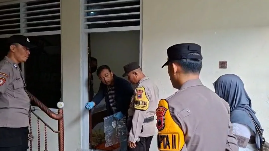 Polisi melakukan olah tempat kejadian perkara meninggalnya seorang pengacara di sebuah kamar hotel, Sabtu 25 April 2026.