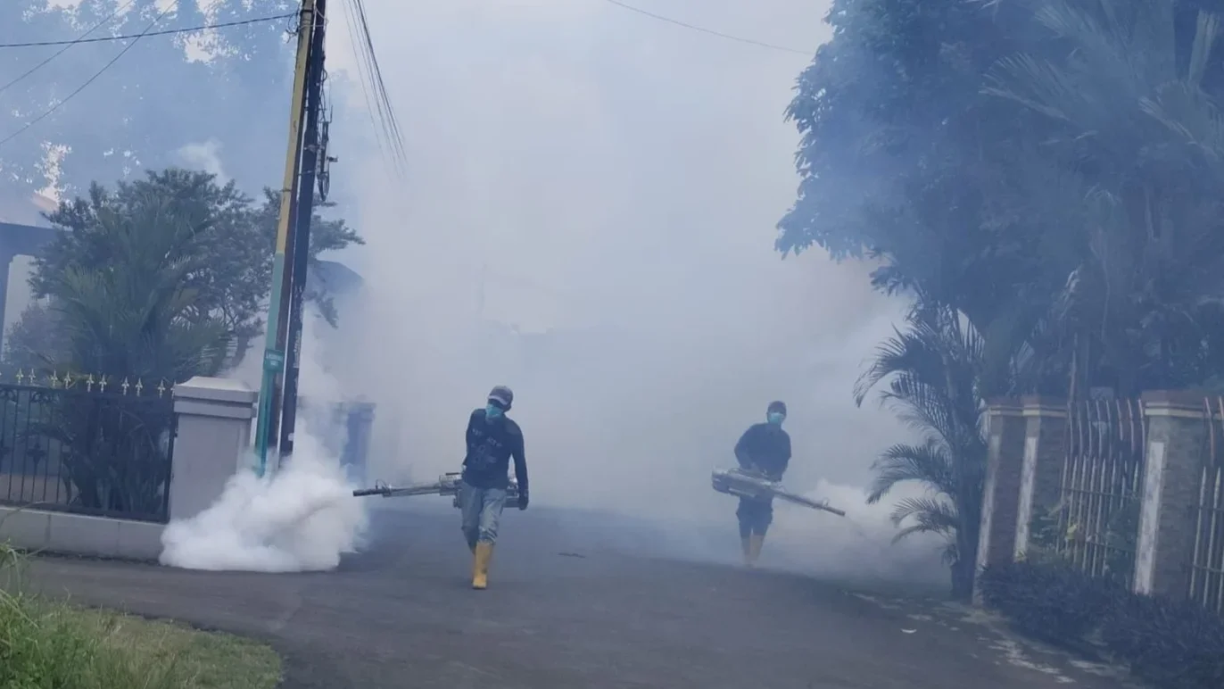 Petugas melakukan fogging di salah satu wilayah di Kabupaten Tegal, baru-baru ini. (Dok).