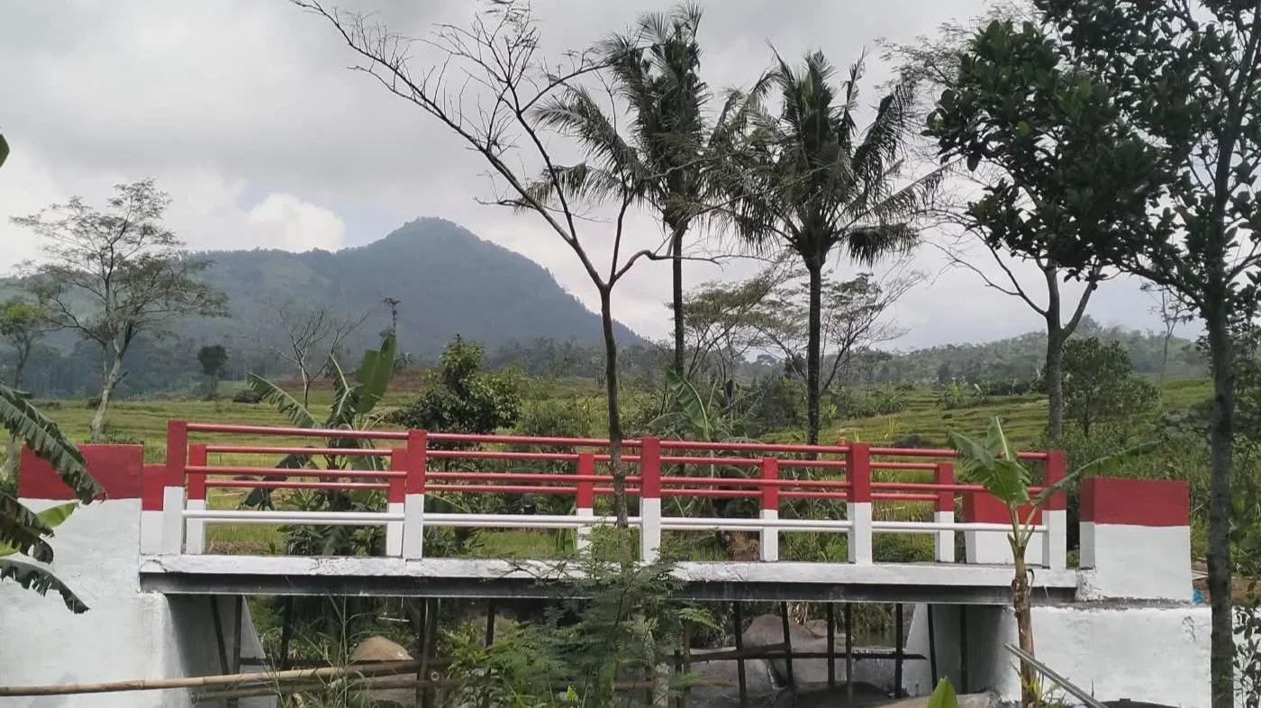 Pembangunan Jembatan Garuda di Desa Mendelem Rampung 100 Persen