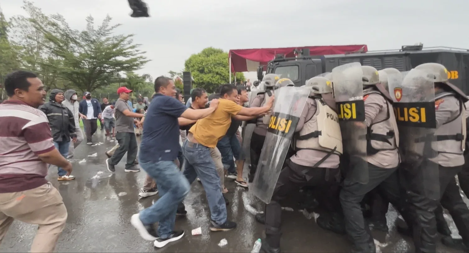 Simulasi Sispamkota Polres Tegal Peragakan Tahapan Penanganan Unjuk Rasa yang Humanis