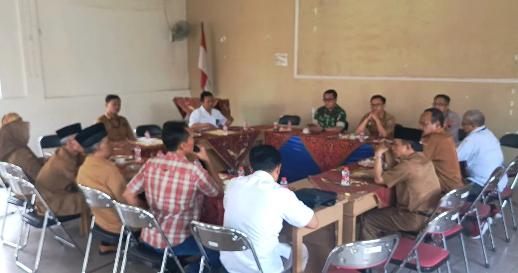 Rakor penanganan jalan rawan longsor Kretek-Kaligua di aula Kecamatan Paguyangan, Kabupaten Brebes.