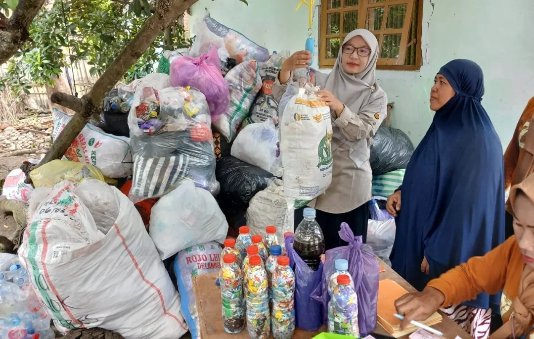 Harga Plastik Naik, Nasabah Bank Sampah di Brebes Ketiban Untung
