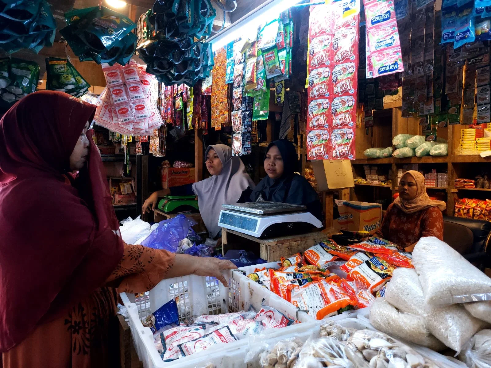 Harga Plastik Naik Gila-gilaan, Pedagang Kecil di Pemalang Terhimpit