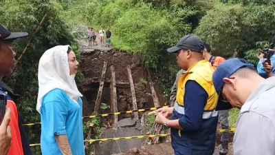 Jembatan Kalibuntu di Brebes Ambruk, 300 KK Terisolasi, Bupati Minta Penanganan Cepat