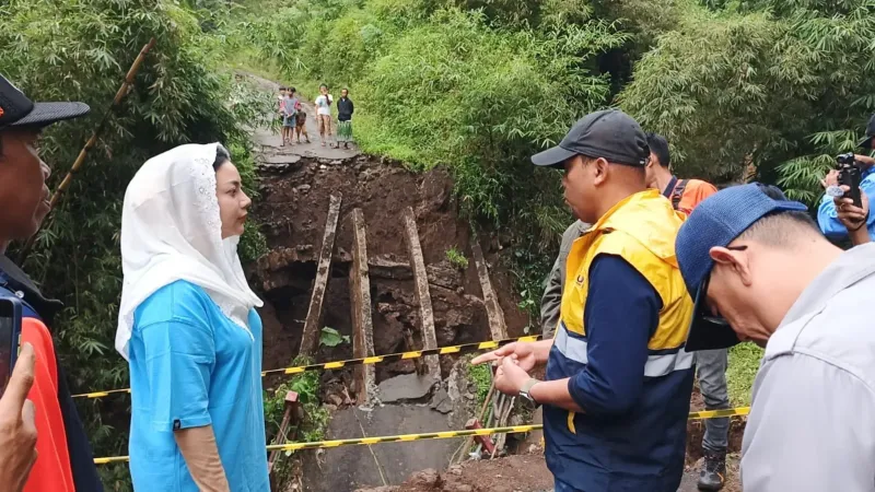 Jembatan Kalibuntu di Brebes Ambruk, 300 KK Terisolasi, Bupati Minta Penanganan Cepat