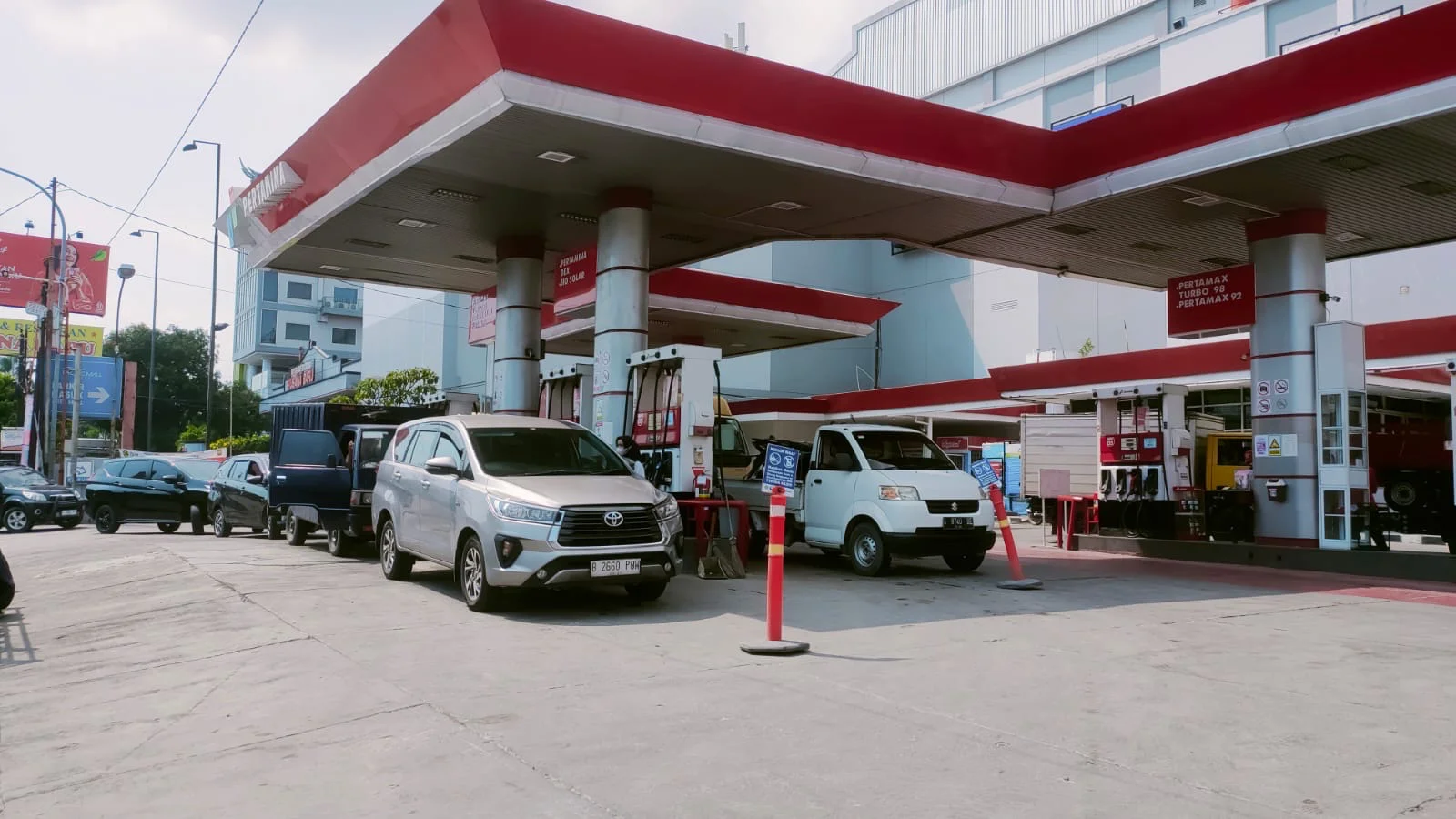 Sejumlah kendaraan mengantre untuk mengisi Pertamina Dex di SPBU 44.521.04 Mayjend Sutoyo, Kota Tegal, Sabtu 18 April 2026.