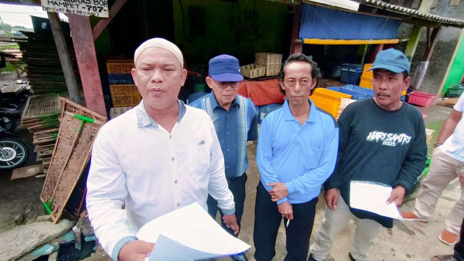 Penasihat Kelompok Pengolah Ikan Asin Cahaya Semesta, Gunaryo, memberikan keterangan kepada wartawan di kawasan Blok J PPN Tegalsari, Rabu 8 April 2026.