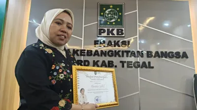 Anggota DPRD Kabupaten Tegal, Maadah Terima Penghargaan Gender Champions