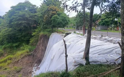 Tebing Sungai Longsor Ancam Jalan Provinsi Bumiayu–Salem di Brebes, Jarak ke Aspal Tinggal 1 Meter