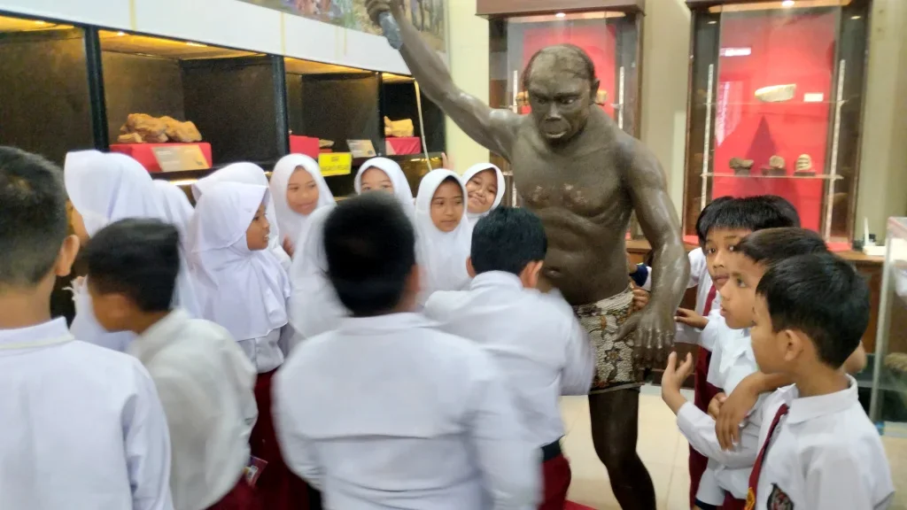 Belajar Tak Harus di Kelas, Siswa SD Pruwatan 03 Antusias Lihat Fosil di Museum Purbakala Bumiayu
